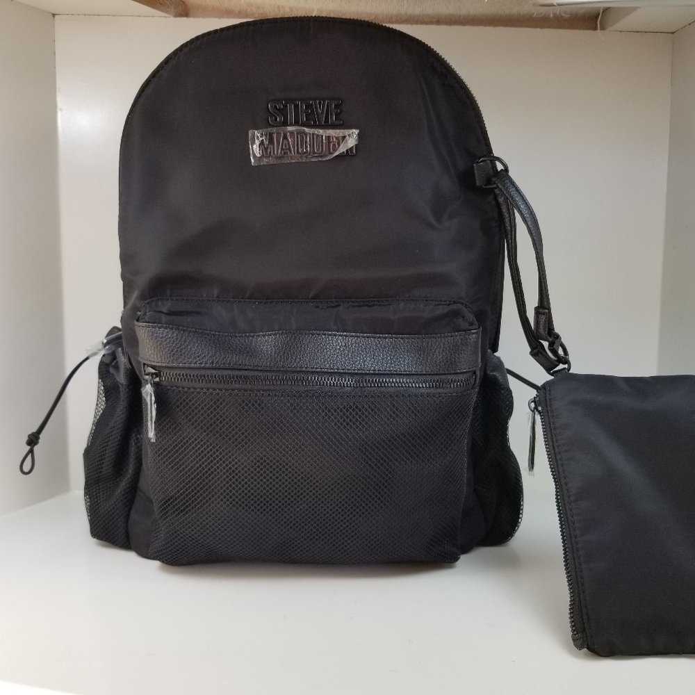 Steve Madden pluck Black Bjana with 2 drink mesh pockets.